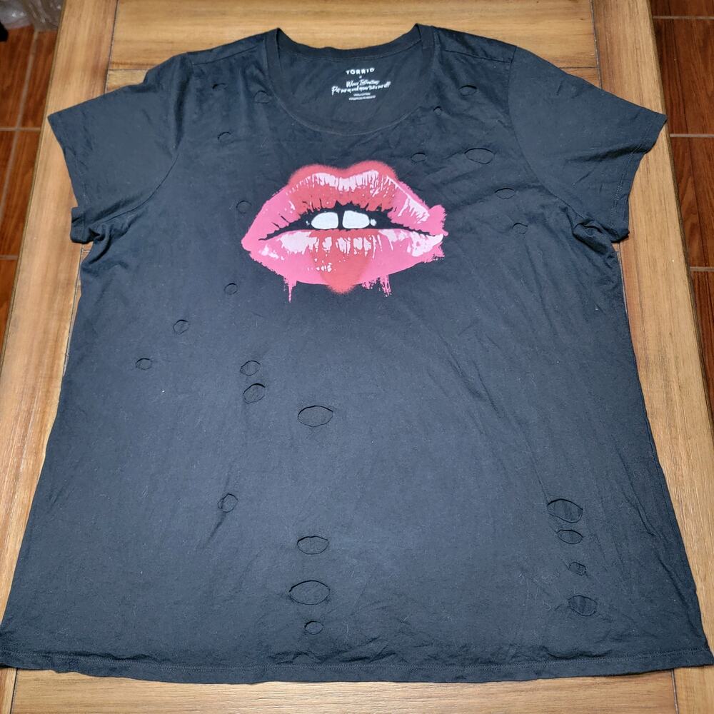 Torrid Black Tee w/ Distressed Slash Details, Lips - Size 4